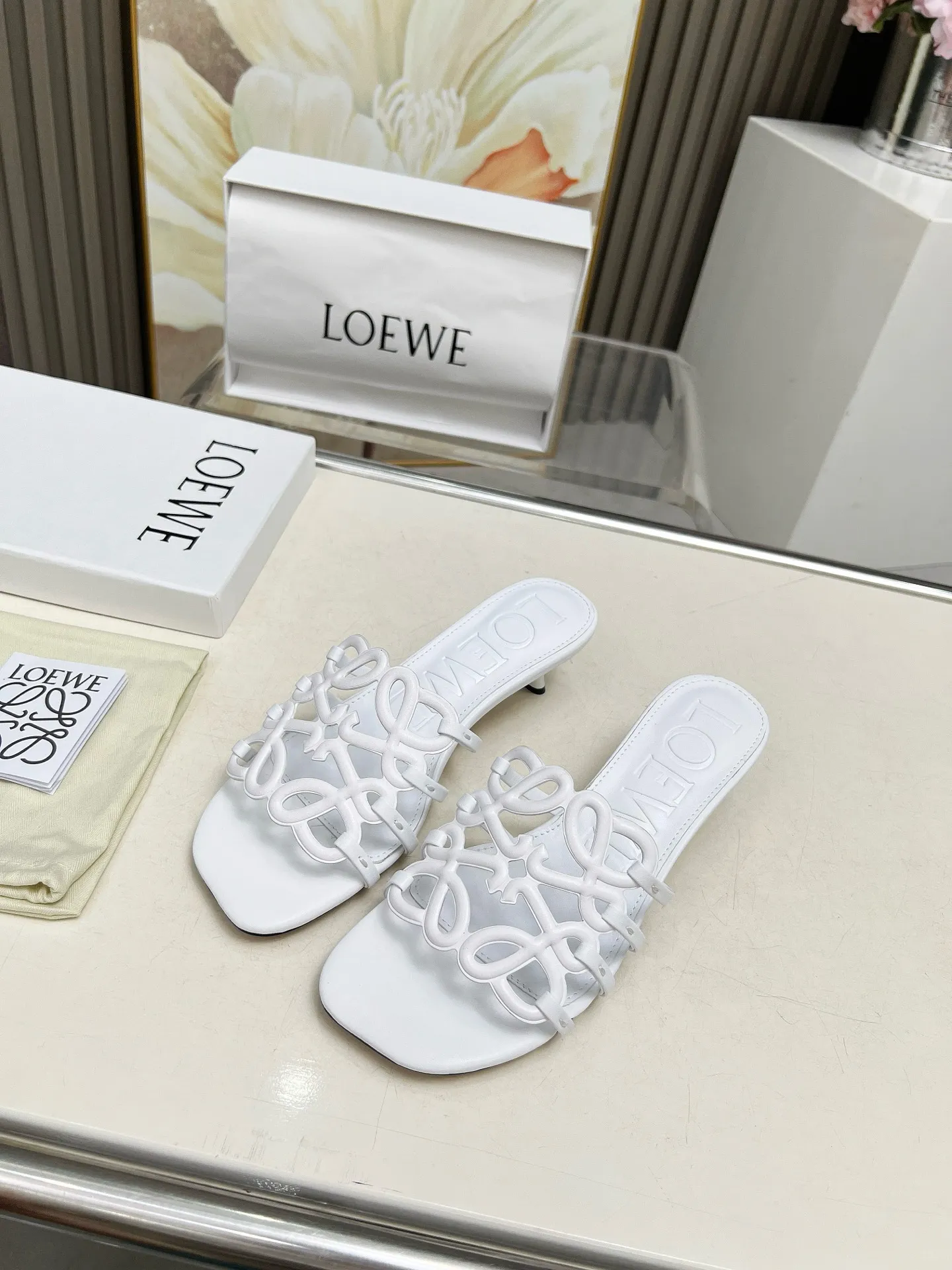 👟👟Ex-factory price 500👟👟 LOEWE 2025 SS summer limited edition hollow slippers, it is a very comprehensive noble fashion brand, highly recommended to all little fairies.   1⃣️Material: Imported cowhide 2⃣️Inner lining: Imported Italian lambskin, super soft and delicate 3⃣️Outsole: Imported Italian original original color genuine leather outsole Heel height 4.5 4⃣️Code number: 35 to 39 (40.41.42.43. Customized)